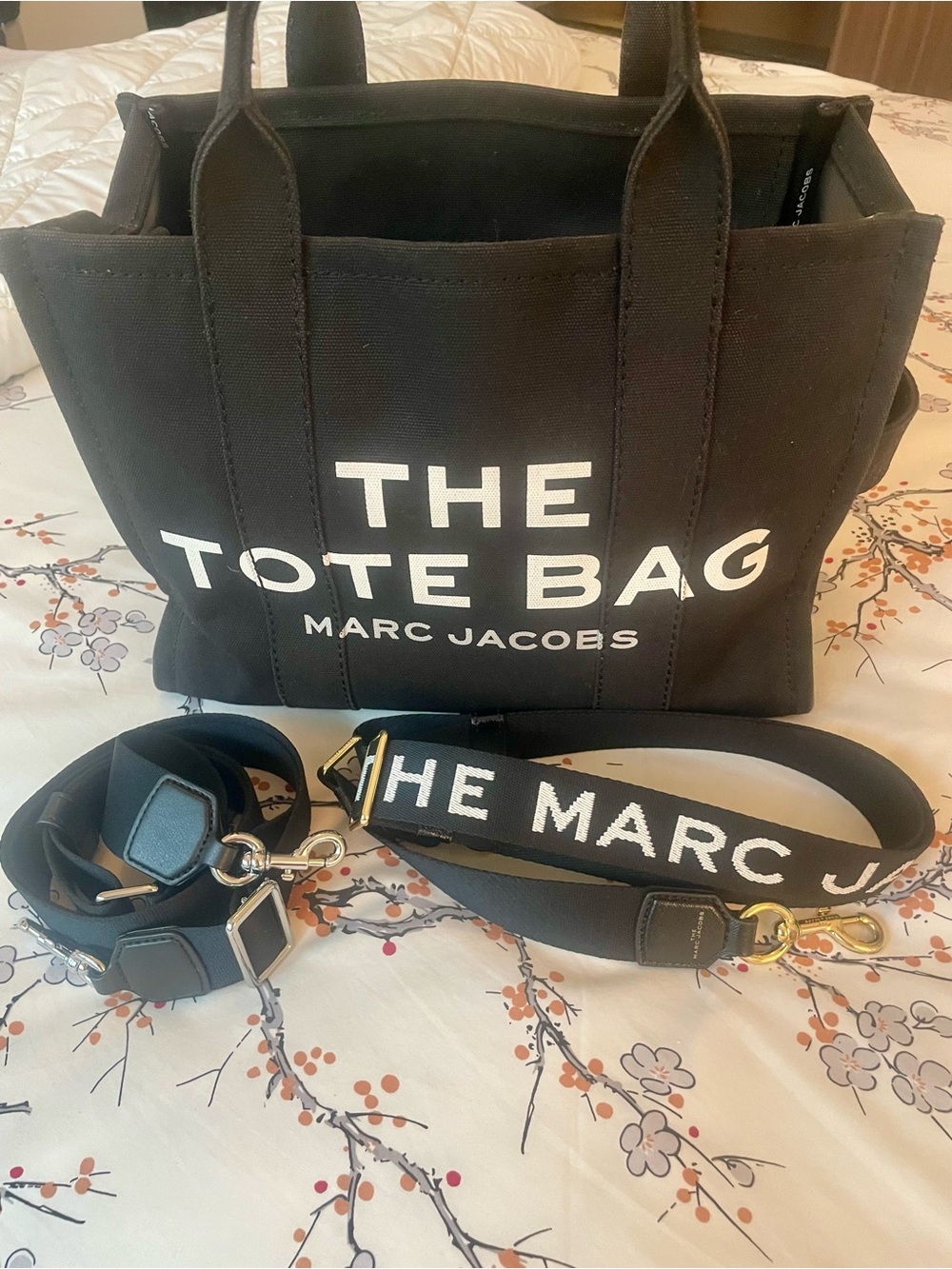 Marc Jacobs Black 'The Tote Bag' Messenger Tote Medium with Extra Logo Strap - Picture 4 of 16